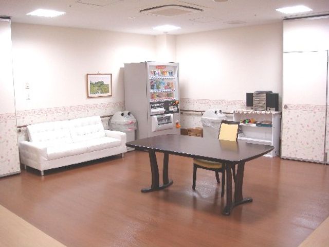 明るく清潔な休憩室 談話コーナー ソファが設置された落ち着いた雰囲気の休憩スペースです。スタッフや訪問者がリラックスして過ごせる場所となっています。