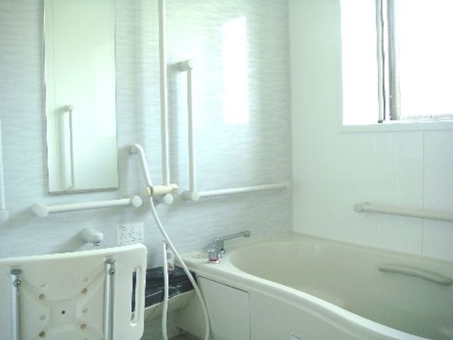 バリアフリーの浴室設備 浴室 手すりが設置された清潔な浴室です。安心してご利用いただける環境が整っています。