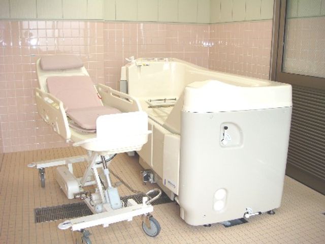 清潔な浴室の設備 機械浴室 広々とした空間に、快適な入浴をサポートする設備が整っており、利用者の方々の日々の生活がより良いものになるよう配慮されています。