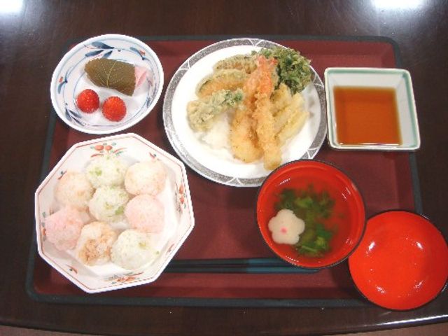 和食の食事セット お食事 栄養バランスを考えた和食が並ぶ食事の様子です。季節の食材を活かしたメニューで、毎日の食事が楽しみです。