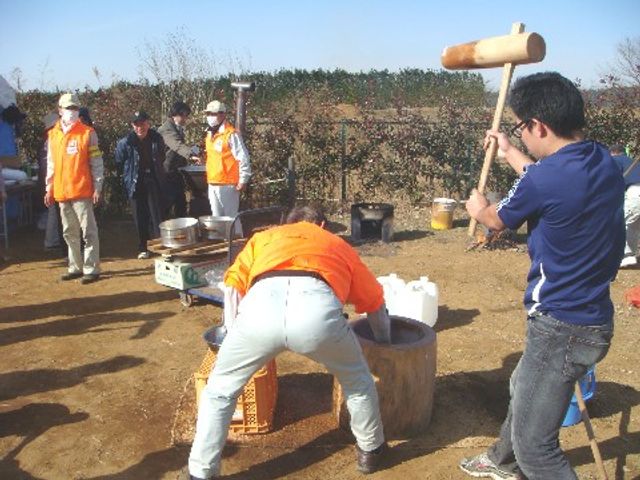 餅つきをする人々 イベント2 一緒に餅つきを楽しむ様子です。笑顔と活気があふれるイベントのひとつです。