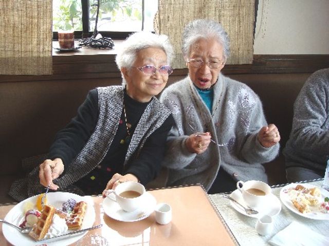 お茶を楽しむお二人 喫茶 笑顔でお茶を楽しむ方々に囲まれた、温かみのある食堂です。コミュニケーションも取りやすそうで、就業環境としても魅力的です。