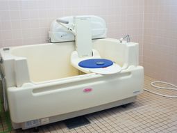 バリアフリー設計の浴室