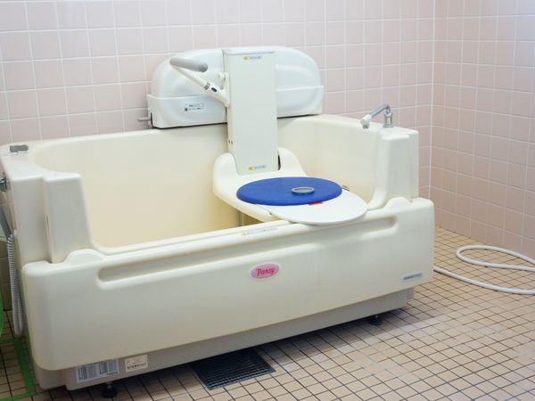 バリアフリー設計の浴室