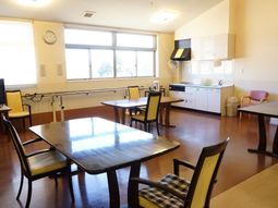 共有ダイニングの明るい空間