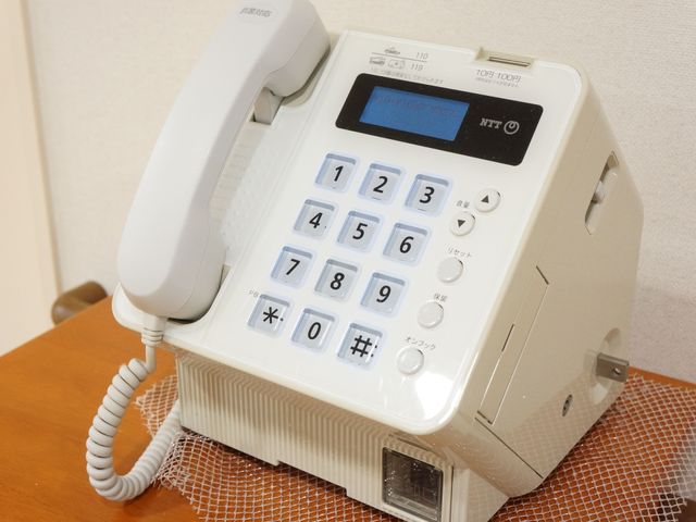 快適な通話装置 電話機 大きなボタンが特徴の通話装置は、視覚や操作に不安をお持ちの方でも使いやすく設計されています。手に馴染む受話器をご用意し、快適な連絡手段を提供しております。