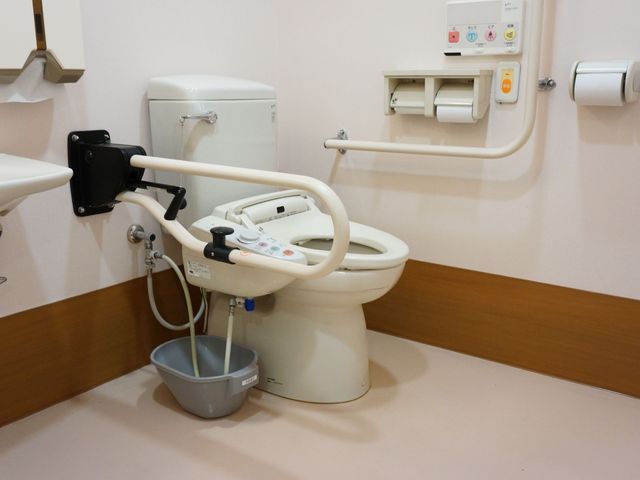 バリアフリー対応トイレ トイレ ハンドレール付きで安全に配慮した清潔なトイレです。利用者の自立を支援する設備が整っております。
