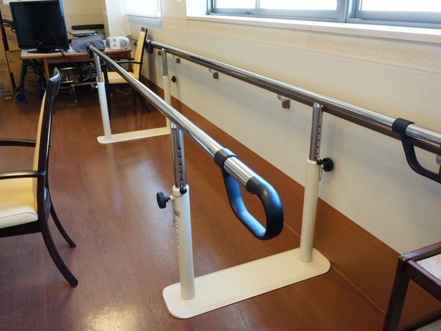 歩行訓練のための機能訓練器具 トレーニング器具 手すりが設置された清潔で明るいスペースです。様々な身体機能の向上に向けて日々のトレーニングに励むことができます。