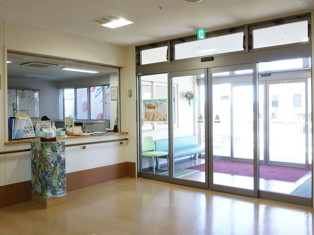 エントランスの開放的な空間 玄関 ゆったりとしたエントランスで、明るく暖かい雰囲気が迎えてくれます。訪れる方々の快適な来訪をサポートするレセプションが設置されています。