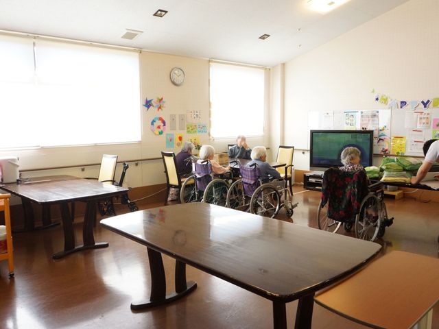 共有スペースの日常風景 休憩スペース ゆったりとした居室で、入居者同士が集いお話しをされています。明るく暖かな雰囲気が伝わるリラックスできる空間です。