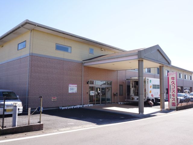 明るく広々した施設エントランス 外観 ゆったりとした空間の入口には、一日の始まりを迎えるスタッフの姿があります。ここから温かいおもてなしが始まります。