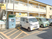 施設外観と駐車場  