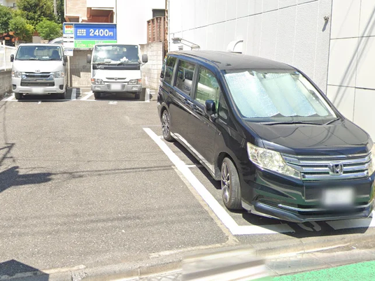 駐車場の車両  