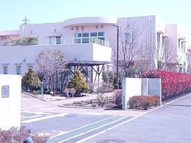 開放感のある外観 外観 日当たりの良い開放感のある建物です。鮮やかな植栽が訪れる方を迎えます。