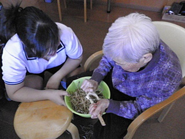 調理作業を行う様子の居室 居室 広々とした居室で、サポートを受けながら調理作業をしています。快適な環境で過ごせます。