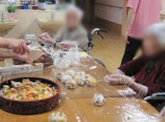 和やかな料理作業風景