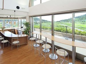 明るい食堂の窓辺  