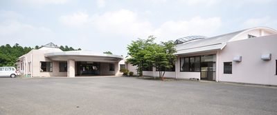 広々とした施設の外観