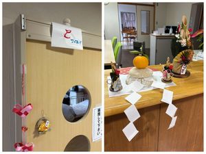 飾り付けのある扉の前  