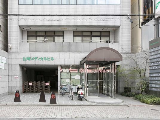 建物の正面玄関  
