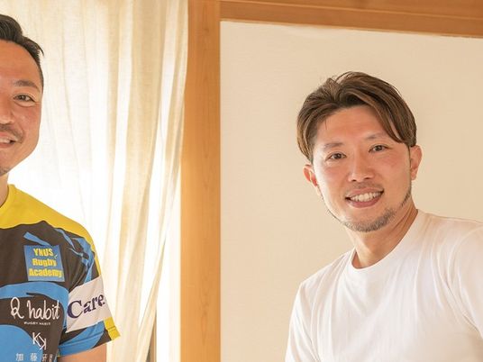 笑顔の男性が映る居室  