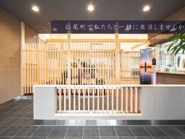 広々としたエントランス エントランス 明るく温かみのある木のデザインが施された広々としたエントランス空間です。