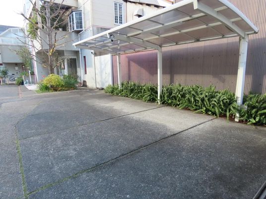 屋根付き車寄せの外観  