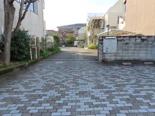植栽のある施設外観  