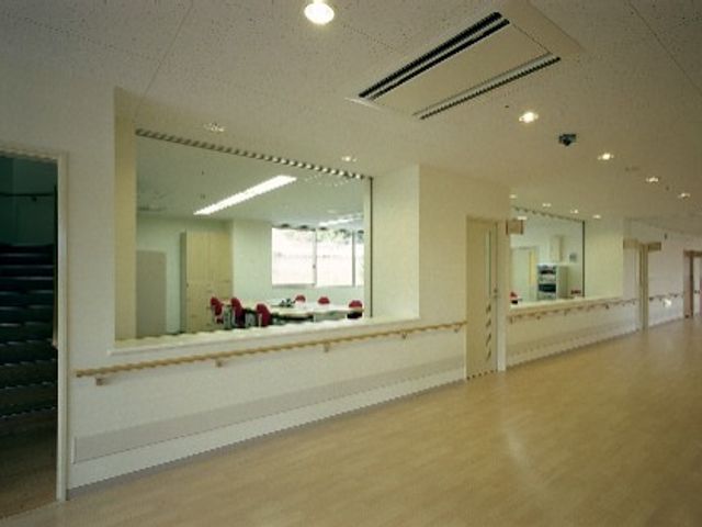 広々とした廊下 廊下 明るく広い廊下で、快適に移動できます。自然光が入る空間は心地よい環境です。