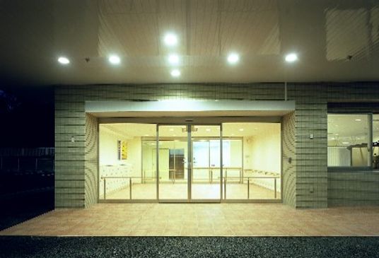 明るい施設の入口