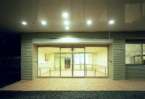 明るい施設の入口