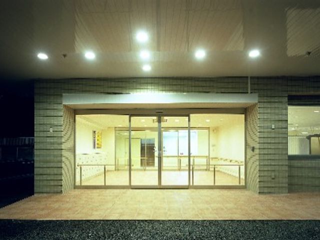 明るい施設の入口 エントランス 広々とした明るいエントランスは、訪問者を心地よく迎え入れる場所です。