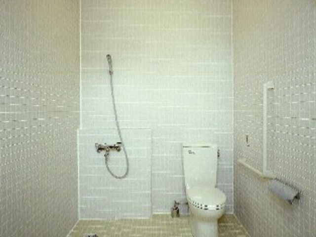 手すり付きトイレ トイレ 手すり付きの広々としたトイレは、安全に配慮された空間です。快適な作業環境を提供します。