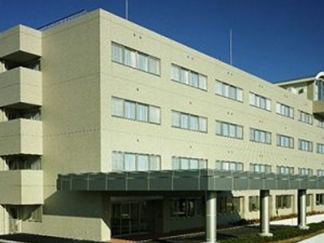 4階建ての建物外観 外観 開放的なデザインの4階建ての建物です。青空に映えるクリーム色の外壁が特徴です。