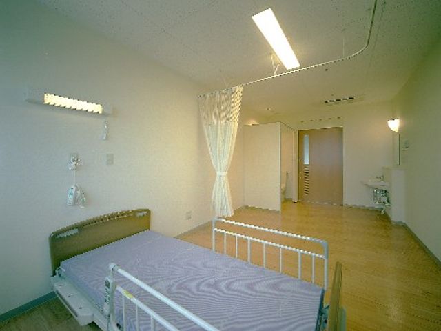 広々とした居室 居室 自然光が入る明るい居室です。シンプルなベッド配置で、安心して過ごせます。