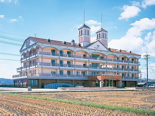 大きな建物の外観  