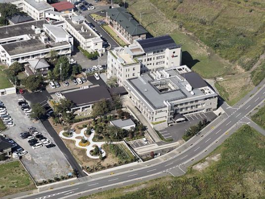 施設の外観と庭