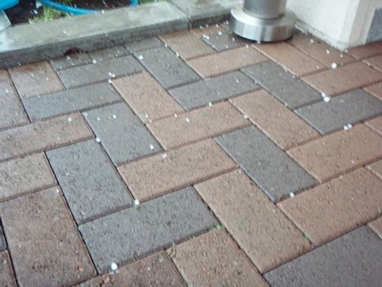 舗装された玄関前  