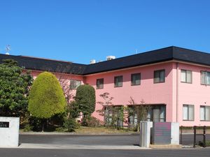 ピンク色の建物外観  