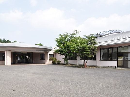 明るい建物の外観  