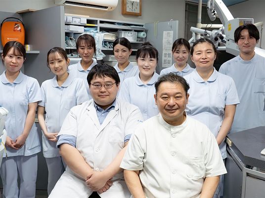 スタッフ集合の歯科診療室  