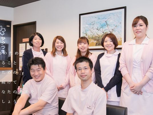 笑顔のスタッフ集合のロビー  