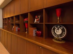 木製の棚と装飾品