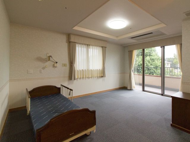 明るい個室とベランダ 居室 ゆったりとした個室で、窓からは自然光が差し込みます。閑静な環境で心地よい時間をお過ごしいただけます。