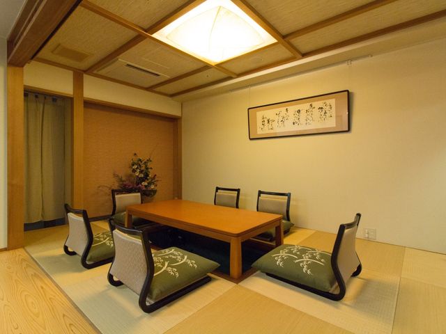和室の居心地のよい空間 畳コーナー 落ち着いた雰囲気の和室です。床の間の花と掛け軸が日本の伝統美を感じさせ、和やかな時を過ごせそうです。