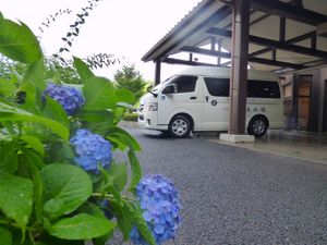 紫陽花と送迎車のある外観  