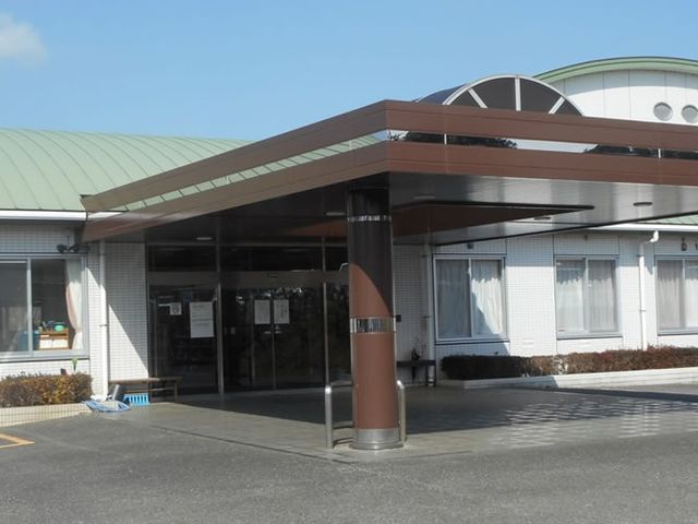 広々としたエントランス エントランス ゆとりある入口は、天井が高く開放感があります。バリアフリー設計で、どなたでも安心してお入りいただけます。