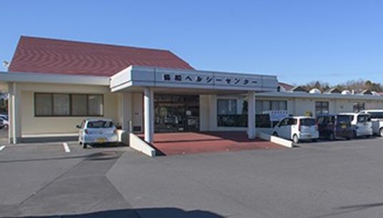 正面入口の施設外観