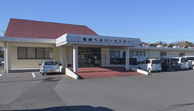 正面入口の施設外観