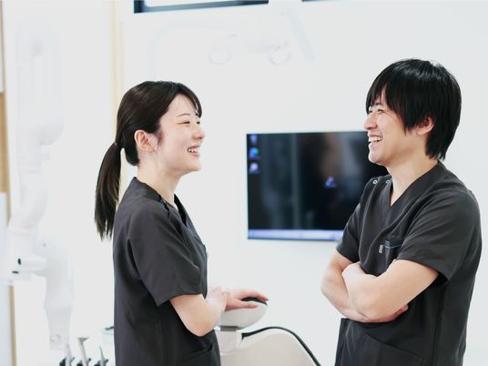 笑顔で話すスタッフの機能訓練室  